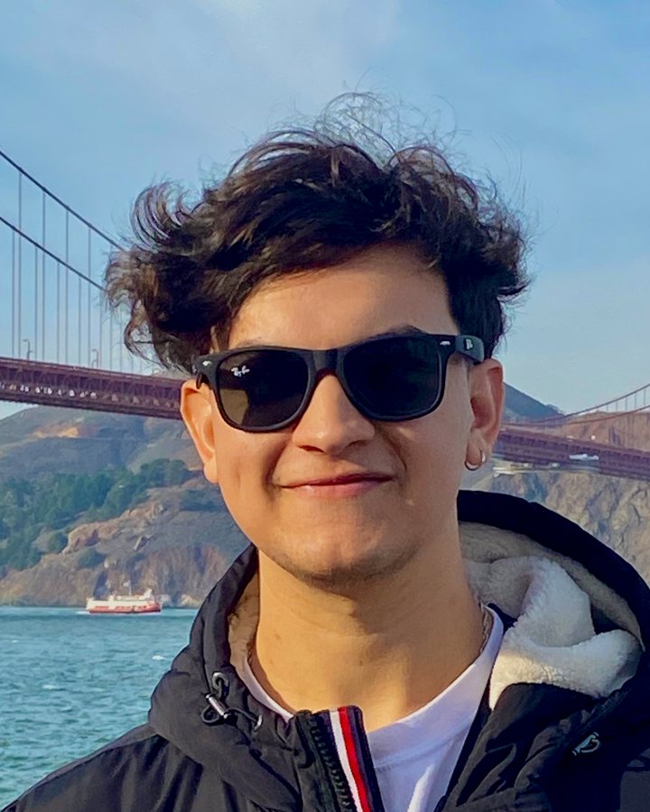 Bastián Carrizo in San Francisco, the Golden Gate Bridge behind him